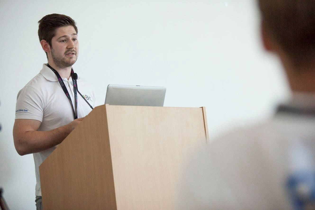 Jonathan, le conférencier Un employé de l'entreprise BHC en pleine conférence