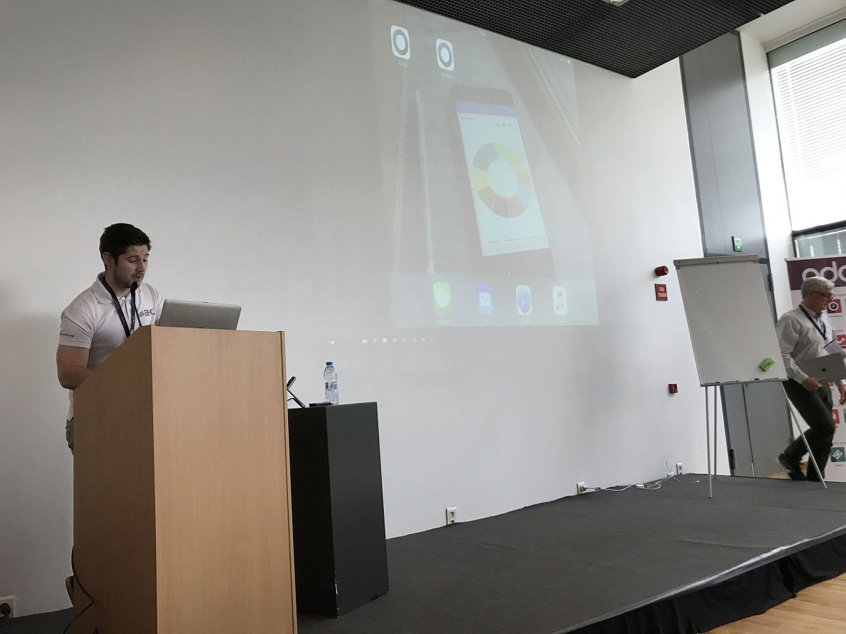 Jonathan en pleine présentation Un employé BHC animant une conférence | Odoo Experience