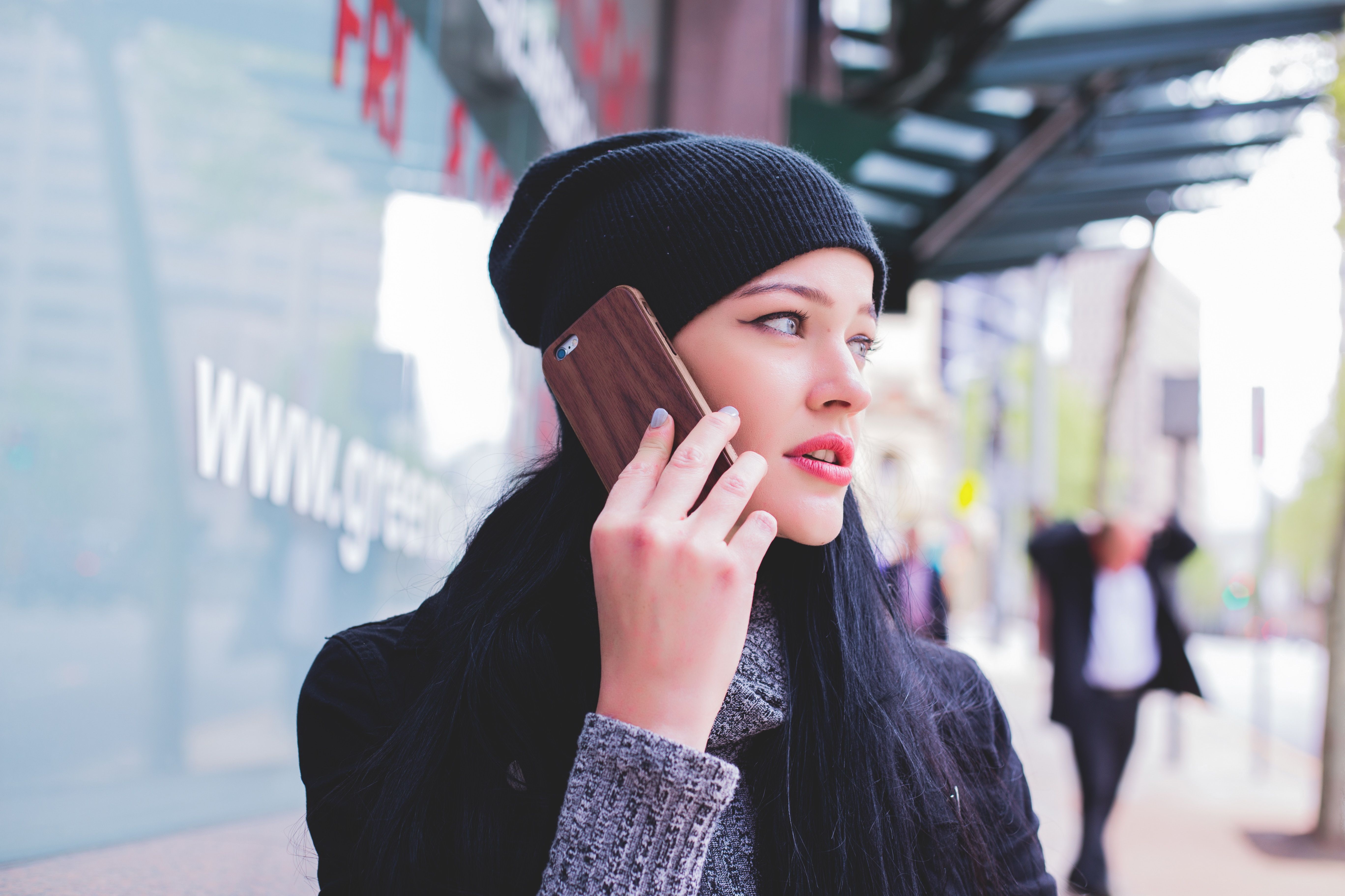 femme au téléphone Allocloud VOIP BHC