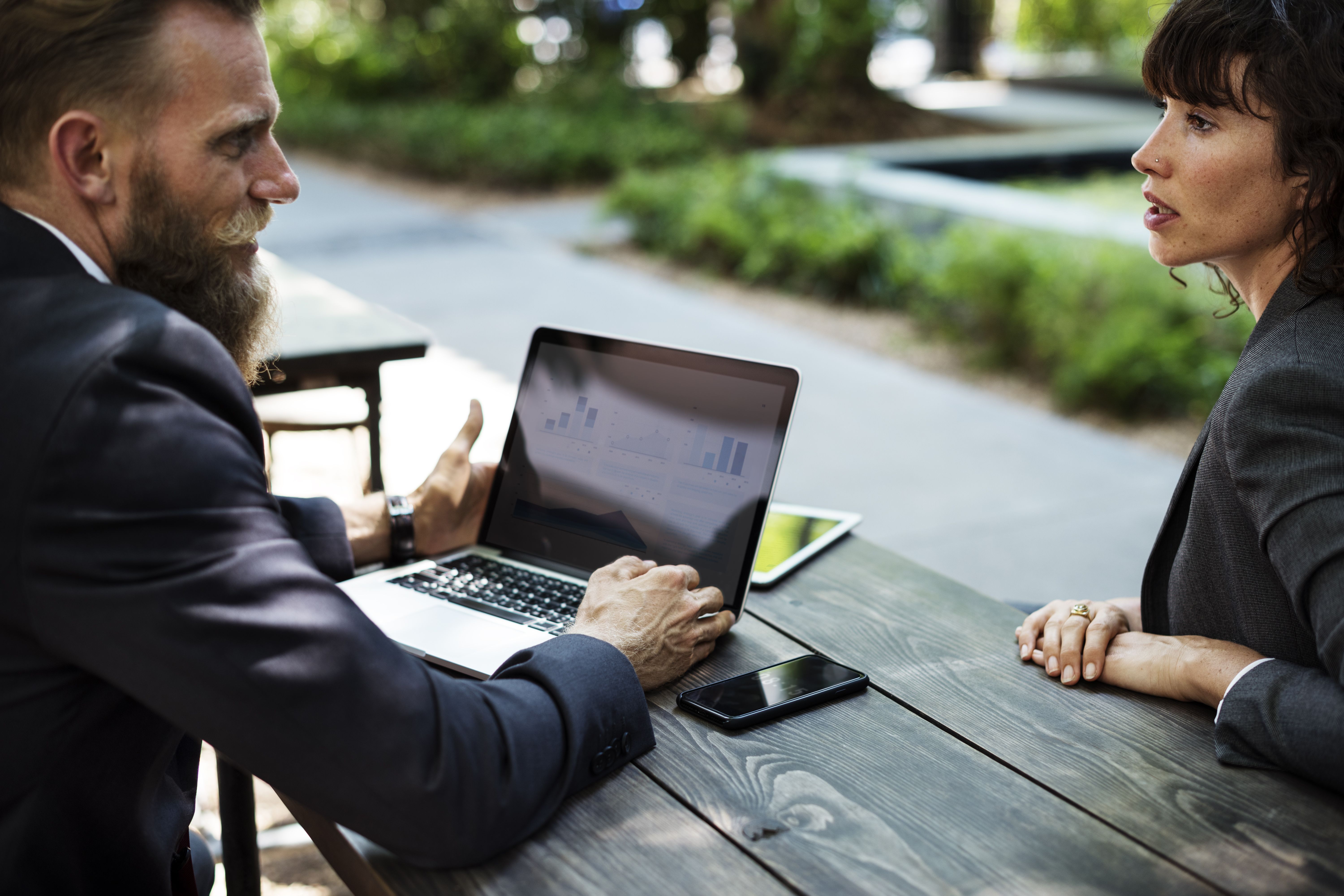 Allocloud VOIP BHC Un homme et une femme qui discutent