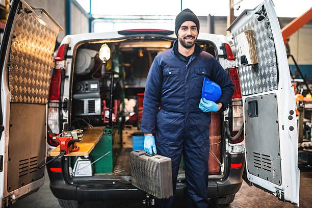 Plombier avec sa camionnette Illustration d'un plombier