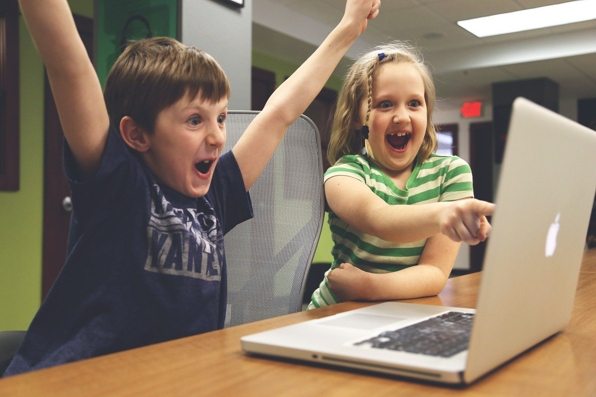 Enfants devant un PC